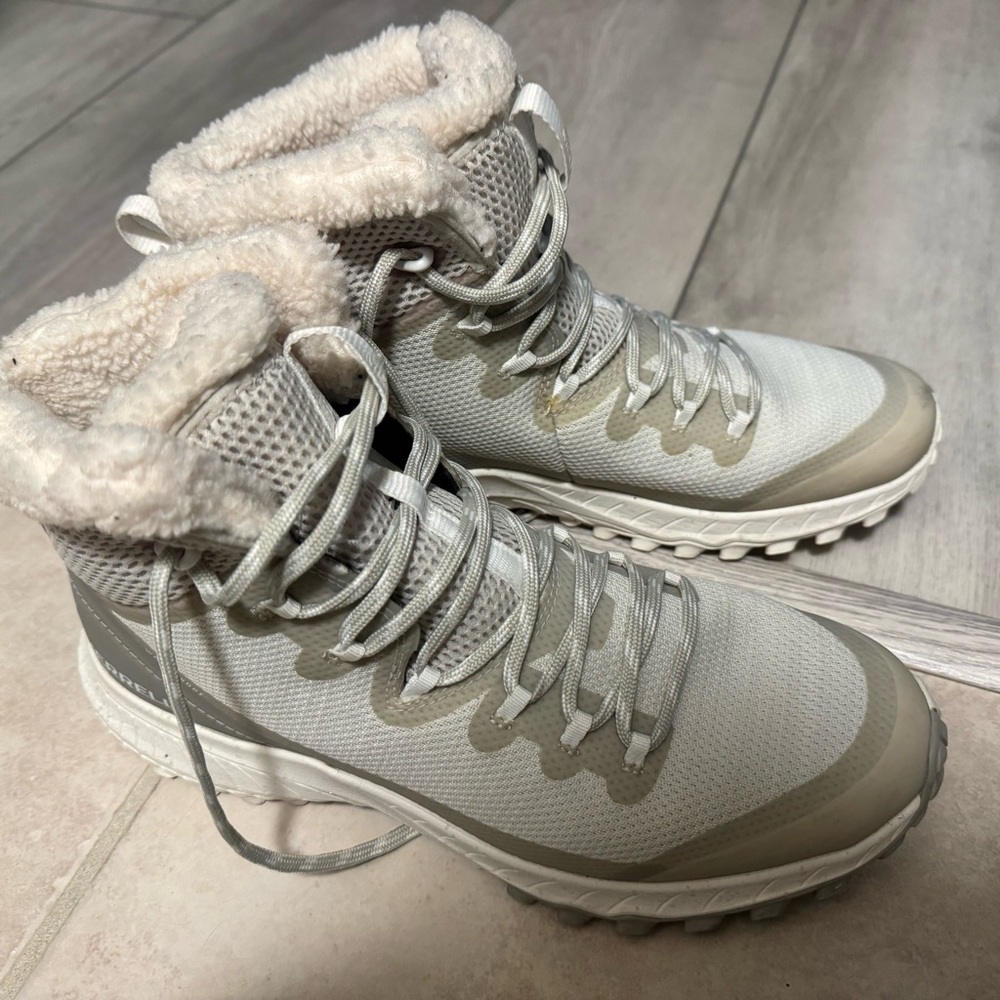 Merrell Women's White and Tan Winter Boots